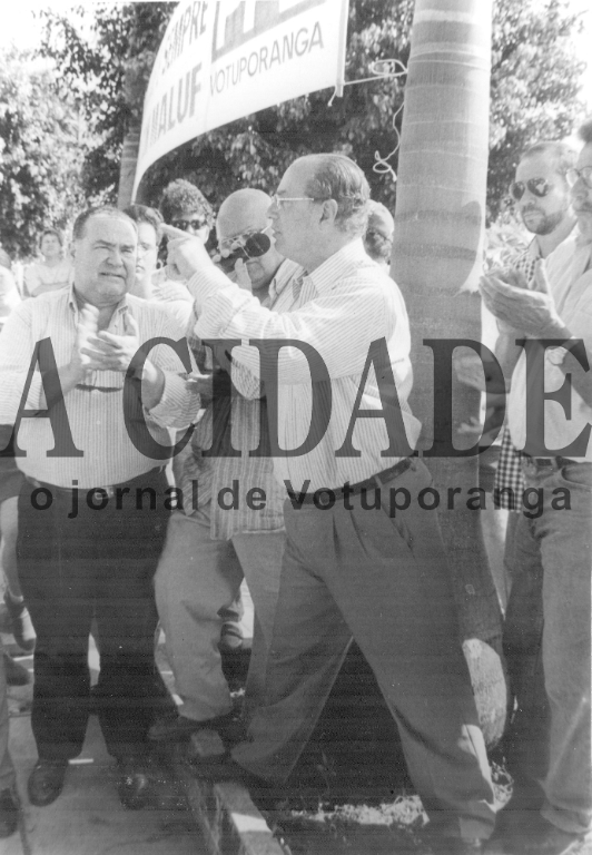 Quando governador do Estado de São Paulo, o engenheiro Paulo Maluf esteve várias vezes em Votuporanga. Nesta foto uma das suas passagens pela cidade. Entre os “malufistas” da é´poca aparecem dois vereadores: Mehde Kanso e Arnaldo Santa Fé, entre outras personalidades.

***Confira mais desta coluna em nossa edição impressa e online para assinantes.