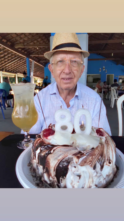 Luis Antônio Barrueco Ruiz, tradicional marceneiro e antigo proprietário da Luan Móveis, carinhosamente conhecido como “Luis da D10 amarela”, celebrou com alegria seus 80 anos no domingo, dia 27, cercado de amor e homenagens. Ao lado da esposa Alzira, das filhas Tânia, Telma e Adriana, além de genros, netos e bisnetos, viveu uma tarde repleta de emoção, afeto e boas memórias. Parabéns, seu Luis! Que seus dias futuros sejam repletos de amor, bênçãos e felicidade.