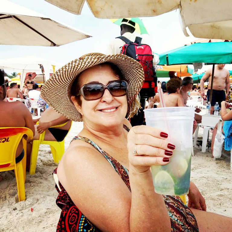 A querida professora aposentada Zely Fernandes, reuniu suas amigas em seu apê para comemorar mais um ano de vida, celebrado ontem, 29 de abril. Estimada e admirada por todos, Zeli encanta com sua simpatia cativante e elegância inconfundível, traços que sempre a destacaram nos tradicionais blocos carnavalescos que marcaram os vibrantes anos 70 do Votuporanga Clube. Parabéns, Zeli! Que este novo ciclo venha repleto de realizações, saúde, paz, amor e muitas alegrias. Que os abraços sinceros e os bons momentos sejam constantes ao longo de todo o seu novo ano. Feliz aniversário!
