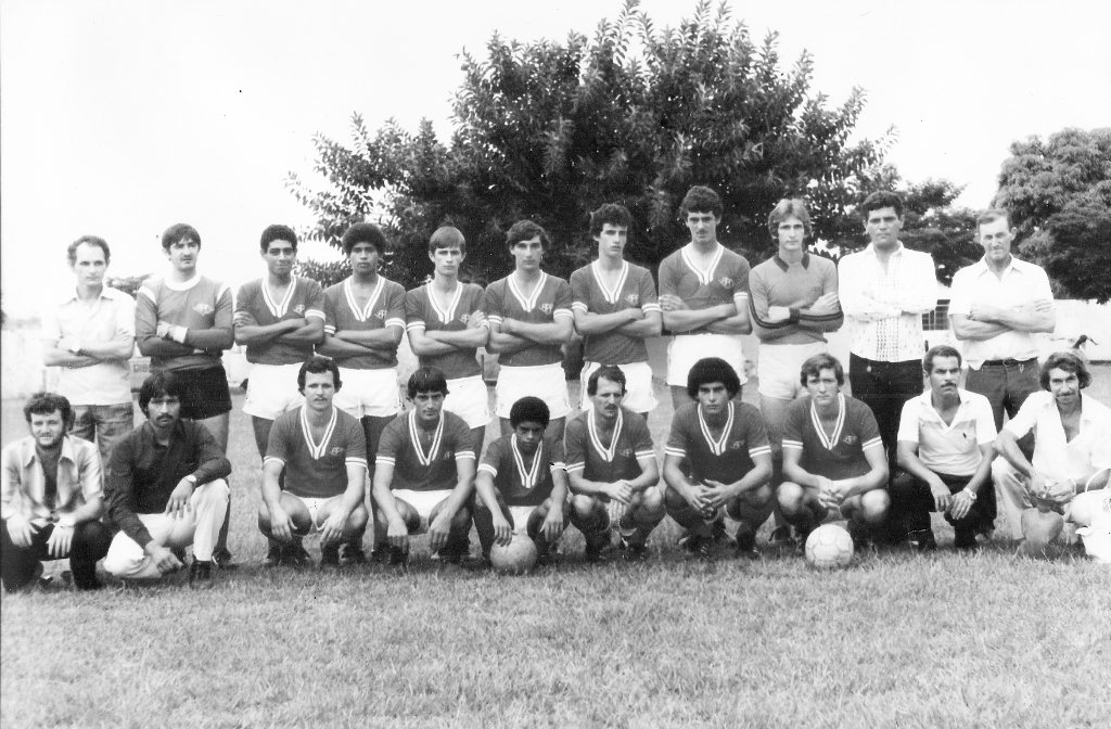 João Jordão está nos enviando uma foto com a equipa aspirante do Parisi F.C. pronta para o jogo. Perfilados conferimos da esquerda para a direita, de pé: Osvaldo, Gilmar, Juari, Amarildo, Baba, Ivaldo, Dorival, Dimas, Lev, Jair e Rufino. Agachados: Trolezi, Anisio, Bismar, Dival, Bispinho, Zéza, Quico, Osmair, Carangola e Turuci. 