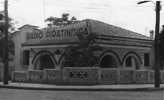 Nos anos 60, Votuporanga tinha duas estações de rádio: a Clube e a Piratininga que fazia parte da rede pertencente ao deputado Miguel Leuze. A primeira instalação da Rádio Piratininga de Votuporanga foi no prédio localizado na rua São Paulo, esquina com a Pará (próximo da Prefeitura) e por onde residiu por muitos anos o dr. Clóvis Nogueira. Os mais antigos moradores da cidade por certo vão recordar da fachada daquele prédio, onde trabalhavam radialistas como o professor Valdemar Delavale, a saudosa Lourdes Mainardi, entre outros.