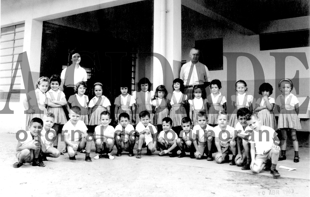 Estes são os alunos da classe da profª Áurea Tereza D´Aurea Machado, na escola “Uzenir Coelho Zeitune”, nos anos 60. Muitas dessas crianças foram identificadas pelos nossos colaboradores: Carmem Cecília Galetti, Regina Márcia Blundi, Maria Aparecida Filassi, Gláucia Poiani, Marlene Benini, Maria Tereza Lacerda Soares, Maria da Glória Guena, Maria de Lourdes, Silvia Pereira, Maria Helena Pedroso, Mauro Sato, Fernando Blundi, Dirceu Camargo, Fábio Bereta, Ubirajara Pires Correia, Hermininho Sanches, José Antonio Poiani, Marcos Silva, entre outros. Atrás da turma, Áurea e o diretor da escola Floriano Marzochi 

***Confira mais desta coluna em nossa edição impressa e online para assinantes.