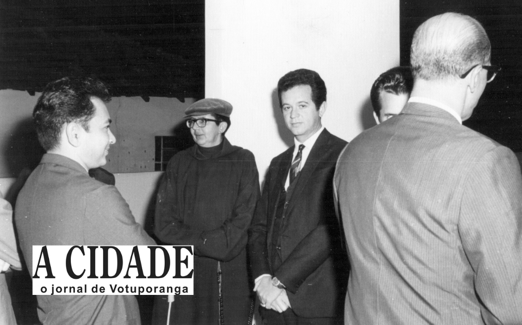 Esta foto é de 1968. Personalidades da época se encontraram para comemorar o aniversário do Dr. Joaquim Figueira da Costa. Nesta foto aparece de costa o comerciante Manoel Anzai conversando com o saudoso Frei Arnaldo Maria de Itaporanga, o engenheiro Jesus Silva Melo e, de costas, o saudoso professor Cícero Barbosa Lima Junior, dono da Escola Técnica do Comércio “Cruzeiro do Sul”, que se transformou no Colégio Comercial.