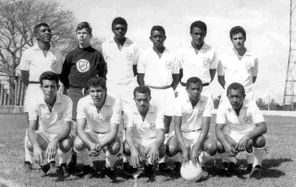 O time grená (na foto de camisa branca) do bairro da Estação sempre foi considerado “bicho-papão” do Campeonato Amador de Votuporanga. Houve finais de campeonatos memoráveis no estádio “Plínio Marin”, onde a Ferroviária EC com muitos méritos levantou a taça. Esta equipe é de 1967. De pé, a partir da esquerda: Nena, Pedrinho, Anísio, Pelé, Caetano e Sestari (Zé da Venda). Agachados: Zé Véio, Bertinho, Mozar, Corneta (esse era fera) e Gêra. A foto pertence a Daniel Rosa (o Nena)