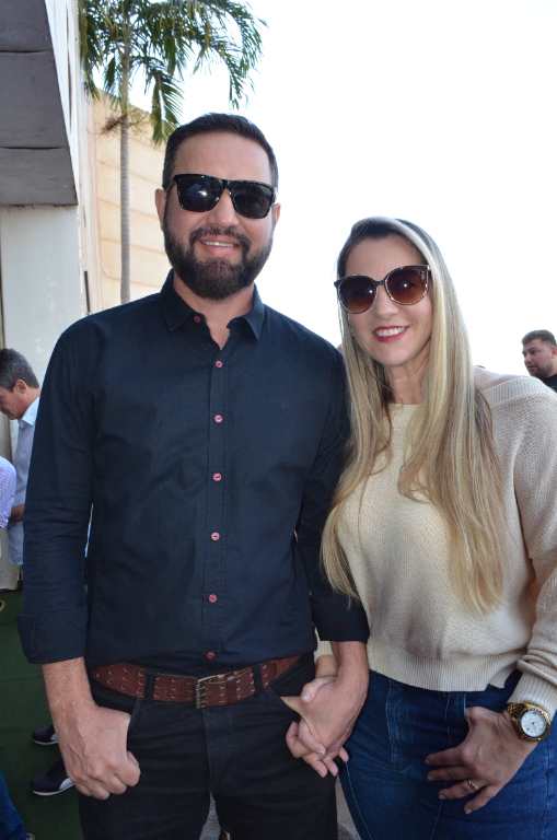 Com todo o charme e elegância, Elias Mota e Érica Barrenha Chiqueto Mota marcaram presença no lançamento oficial da continuação das obras do tão aguardado, e agora real, Shopping Center Votuporanga. Um casal à altura de um evento especial e histórico!