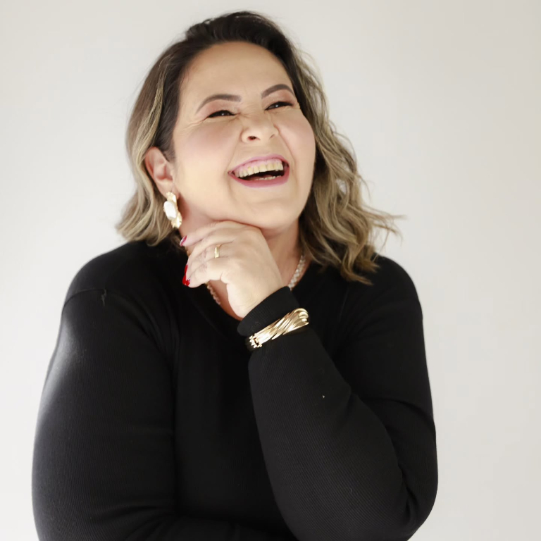 A sempre querida comerciante Fabiana Candeu, da Unikids, celebrou ontem mais um ano de vida. A data foi marcada por uma linda festa surpresa, preparada no último sábado pelo maridão Ronaldo e pelos filhos Maythê e Nickolas, com todo carinho que ela merece. Parabéns, Fabiana! Que este novo ciclo seja iluminado por conquistas, saúde e muitas alegrias