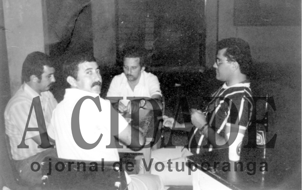 Ano 1973 - Um Campeonato de Truco (baralho) movimentou o pessoal de Votuporanga no pátio do então Instituto de Educação “Dr. José Manoel Lobo”. Nesta mesa, os participantes são todos conhecidos. A partir da esquerda: Laércio Barbieri (Lelé), Jamil Budim, o professor João Nucci (sogro do Chino) e Viriato, que era o responsável pela Cantina do IE. Não consta qual foi a dupla vencedora. 

***Confira mais desta coluna em nossa edição impressa e online para assinantes.