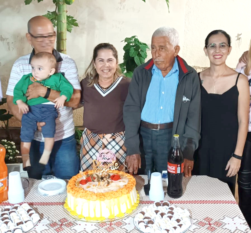 Edivaldo Tonin, o querido Chumbinho do Pastel, celebra mais um ano de vida amanhã, 20 de julho, ao lado de sua filha Jéssica, que também aniversaria na mesma data! A festa será em dose dupla para pai e filha que recebem os calorosos cumprimentos de amigos e familiares. Ao lado da esposa Lucinha, do sogro João Rocha e de toda a família, eles celebram com alegria, gratidão e muito amor esse dia tão especial. Que o novo ciclo de vida de vocês seja repleto de saúde, realizações, carinho e infinitas bênçãos! Parabéns, Chumbinho e Jéssica! Que essa data seja repleta de abraços carinhosos e surpresas boas! 
