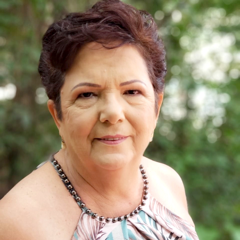 Edna Fátima Moreno Camargo celebra mais um ano de vida neste sábado, (19) e recebe todo o amor e carinho de sua família e de seu marido Clineu, que puxa a fila das felicitações. Parabéns, Edna, que este novo ano de vida seja repleto de felicidades, surpresas agradáveis e momentos inesquecíveis.