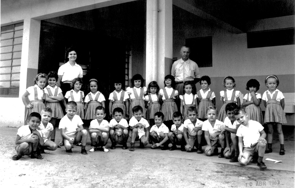 Estes são os alunos da classe da profª Áurea Tereza D´Aurea Machado, na escola “Uzenir Coelho Zeitune”, nos anos 60. Muitas dessas crianças foram identificadas pelos nossos colaboradores: Carmem Cecília Galetti, Regina Márcia Blundi, Maria Aparecida Filassi, Gláucia Poiani, Marlene Benini, Maria Tereza Lacerda Soares, Maria da Glória Guena, Maria de Lourdes, Silvia Pereira, Maria Helena Pedroso, Mauro Sato, Fernando Blundi, Dirceu Camargo, Fábio Bereta, Ubirajara Pires Correia, Hermininho Sanches, José Antonio Poiani, Marcos Silva, entre outros. Atrás da turma, Áurea e o diretor da escola Floriano Marzochi