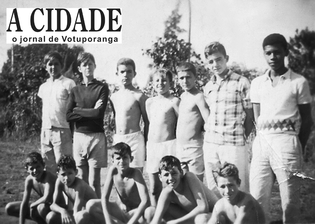 O registro fotográfico é dos anos 60. A foto foi colhida num campinho de futebol improvisado que existia na esquina das ruas Minas Gerais com a Rio Grande. Veja quem são eles, conferindo da esquerda para a direita. De pé – Rubens Criado, Zé Roberto, Rubinho (PM), Édinho (Banco do Brasil), Zé Francisco, Alaor e Paulinho Boca de Cantor. Agachados: Zé Criado (fiscal), Caco (Frango Rico), Edimir, Sergião (Flor da Mata) e Titico Padeiro