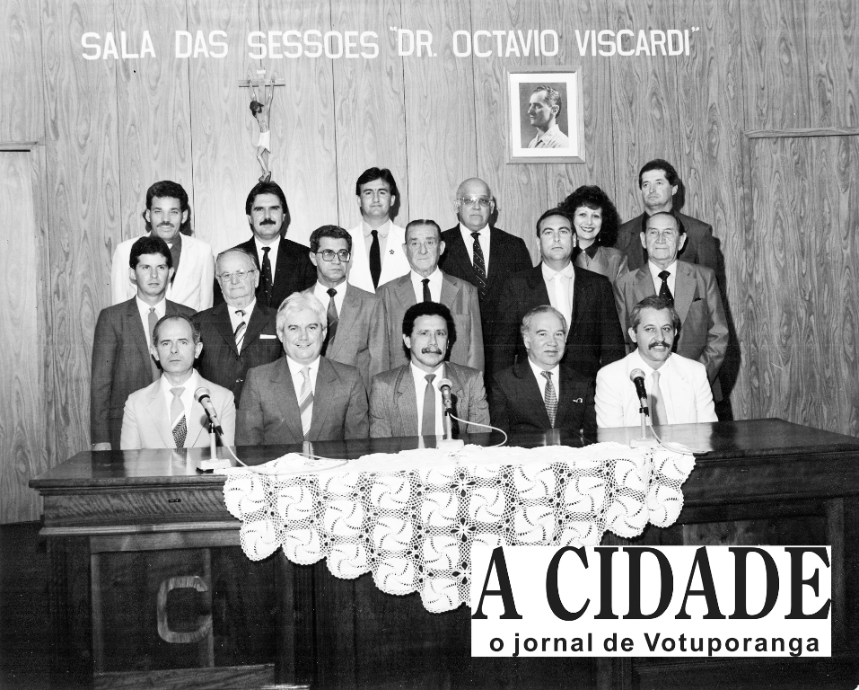 Esta foi a composição da Câmara Municipal de Votuporanga para a legislatura de 1° de janeiro de 1989 a 31 de dezembro de 1992. Da esquerda para a direita: José Pedro de Souza (Jacaré), Dr. Jorge Seba, Jurandir Benedito da Silva, Mehde Meidão, Maria Tereza Boenen e Elpides Ferreira de Jesus (Elpides da Melancia). Fila do meio: José Nélson Chino Bolotário, dr. Miguel Gerosa, Arquimedes Nei Neves, José de Campos Lários, Jair Sampaio e Antonio Pagliarani. Sentados: Osório Casado, Vanderley Martins Fernandes, o presidente Arnaldo José Santa Fé Trindade, Aguinaldo de Oliveira e Leocardio Léo Zanforlim