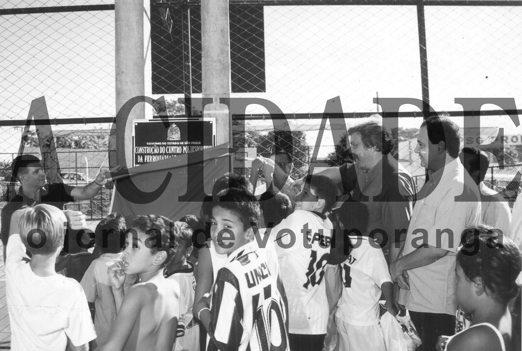 Foi na administração do prefeito Atílio Pozzobon Neto (janeiro de 97 a dezembro de 2000) que deu-se a inauguração do Centro Poliesportivo da Ferroviária com a denomi-nação de “Fais Habimorad”. Na foto, entre as crianças, o então prefeito ao lado do sau-doso publicitário Paulo Habimorad (filho do patrono daquela praça esportiva). Descer-rando a fita simbólica, na direita, o então secretário de Esportes José Ricardo da Cunha Rodrigues (Mineiro).

***Confira mais desta coluna em nossa edição impressa e online para assinantes.