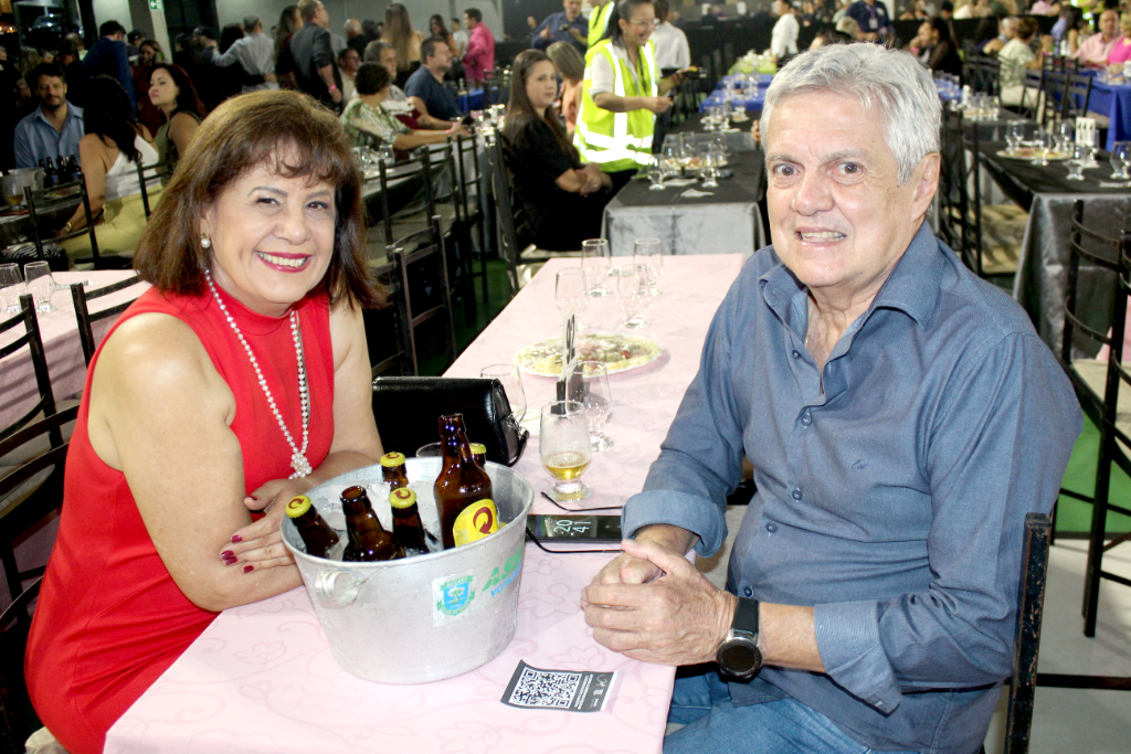 Sempre sorridentes, Miguel Maturana Filho e sua esposa Mary prestigiaram o show do cantor Daniel, que agitou o Assary na última sexta-feira. O casal curtiu a noite com alegria e entusiasmo, em um evento que reuniu associados e convidados para celebrar os 61 anos do clube