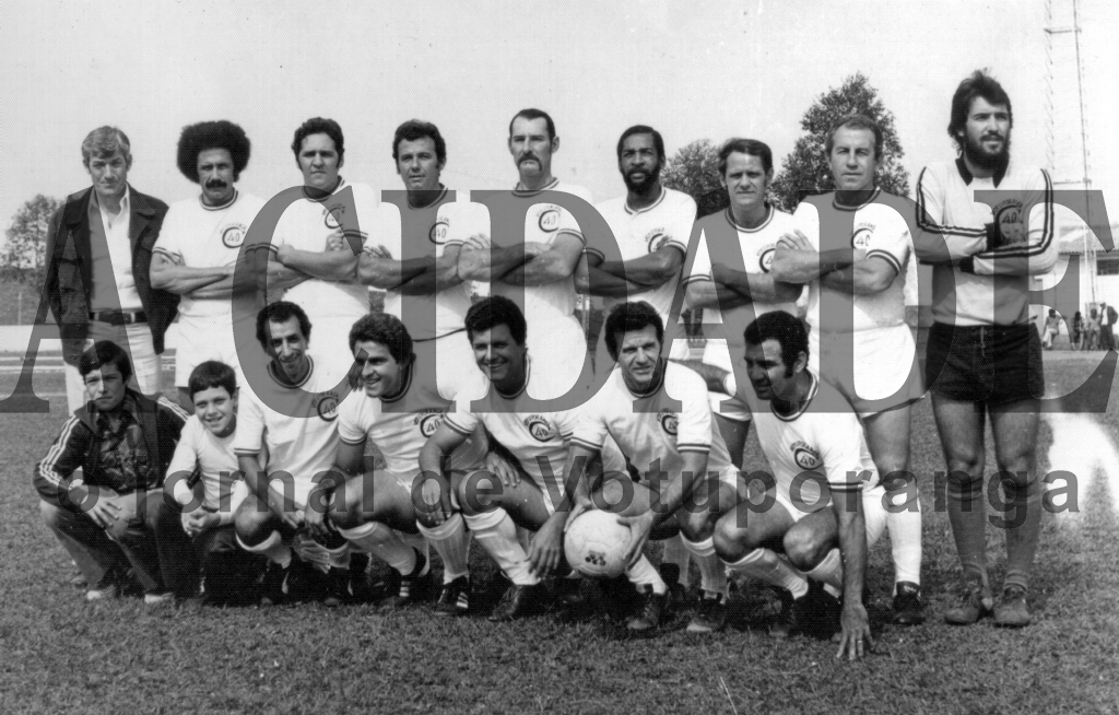 Na foto, marcada pelo círculo, o ponteiro Dago. Esse time da foto, simboliza uma época de ouro do Clube dos 40, quando havia a tradicional confraternização com a cidade de Ilha Solteira. Era um jogo aqui e outro lá, programado pelo saudoso Frei Arnaldo, o sacerdote era estimado nas duas cidades. A foto é da década de 70 e aparecem, de pé, a partir da esquerda: Durvalino Comar (presidente), Santa Fé, Sérgio, Mega, Ariô, Elmo, Jaime Gil, Albano e Teixeira. Agachados os jovens: Vinicius e Rogério Comar, o ponteiro Dago, Bidon, Português, Lupércio e Canhoto. 

***Confira mais desta coluna em nossa edição impressa e online para assinantes.