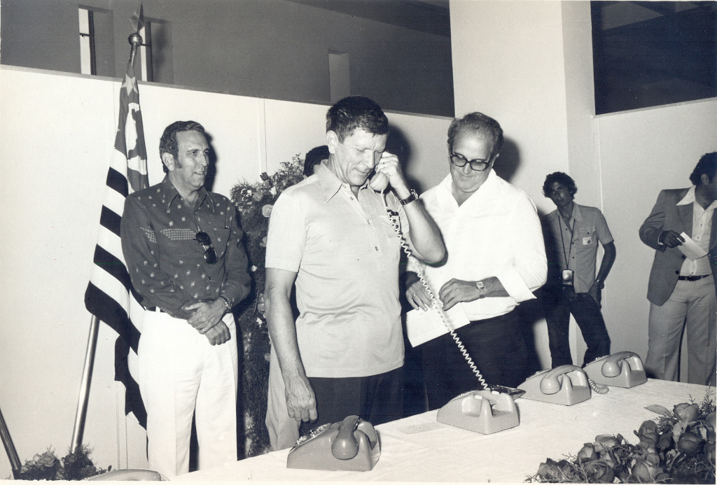 O ex- prefeito João Antonio Nucci (morto recentemente) durante a sua primeira administração (1977/83) tinha um bom trânsito no governo militar e com isso obteve conquistas importantes para o município. Uma delas foi a instalação do sistema de telefonia DDD (Discagem Direta a Distância e DDI (Discagem Direta Internacional), interligando Votuporanga ao mundo. Esta  foto registra o momento da instalação num ato dentro do gabinete do prefeito, na manhã de 27 de fevereiro de 1978,  cabendo ao ministro das Comunicações Euclides Quanted de Oliveira a fazer a primeira discagem direta, falando com Brasília,  diante de autoridades convidadas. 