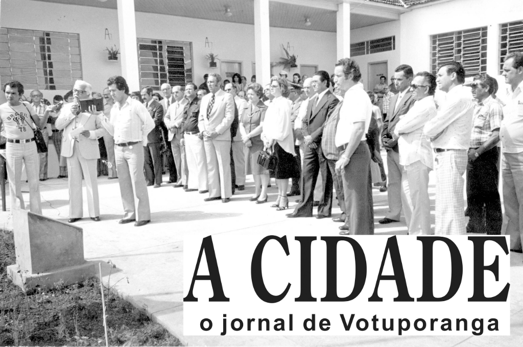 O prefeito João Antonio Nucci (ao centro de paletó e gravata) construiu na sua segunda administração (1989/92) o espaço cultural no imóvel da Prefeitura localizado na Rua Minas Gerais. Ali aconteceram audições musicais das Escolas e eventos artísticos num anfiteatro bem montado, além de exposições de artes. Na foto, quem discursa é o jornalista e escritor Edward Coruripe Costa, sendo ouvido pelas autoridades da época. Ao lado de Nucci, aparecem os então vereadores Alzimiro Brantis e José Nunes Pereira. Na esquerda, Avelino Trovó e Joaquim Neves, entre outros
