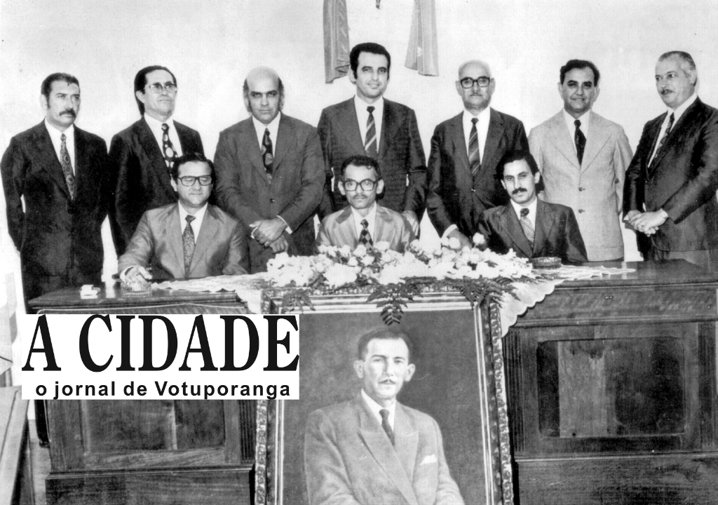 Esta foto foi publicada em uma revista, que focou o 38º aniversário de Votuporanga. A Câmara prestou homenagem póstuma ao ex-prefeito João Gonçalves Leite. Veja quem são os vereadores, da esquerda para a direita, de pé: José Mendes de Barros, Joaquim Neves, Mehde Slaiman Kanso, Antonio Tromboni, Aziz José Abdo, Joaquim Figueira da Costa e José Nunes Pereira. Sentados: Alzimiro Brantis (1º secretário), Deocleciano de Souza Viana Filho (presidente) e Adelino Ferrari Filho (2º secretário).