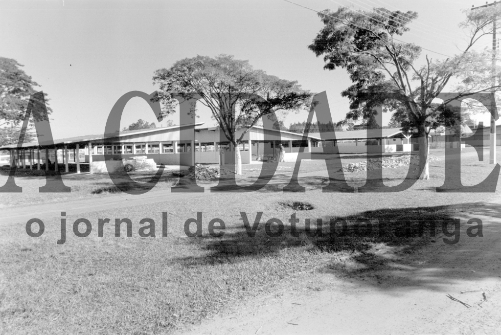 Na área hoje ocupada pelo prédio do Sindicato Rural e o inacabado North Shopping Votuporanga tinha o cenário da foto até os anos 2010. É o antigo recinto da Exposição Agropecuária e Industrial sempre realizada no mês de agosto. Os pavilhões à vista eram ocupados pelo gado premiado onde o concurso era dos mais concorridos. Bons tempos.

***Confira mais desta coluna em nossa edição impressa e online para assinantes.