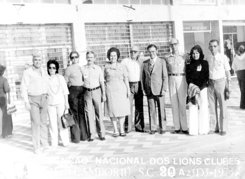 No Balneário de Camboriú- SC, no mês de maio de 1974, aconteceu a Convenção Nacional de Lions Clubes. O Lions Clube de Votuporanga compareceu com uma caravana para prestigiar o então presidente internacional, o brasileiro João Fernando Sobral. Na foto, a partir da esquerda: Abílio Calille e Isis, Adair e Luiz Carlos Cardoso Prado, Sonia e Francisco Barbosa Lima, o presidente internacional Sobral, Cícero Barbosa Lima e o casal Aparecida e Rudy de Souza Lima.