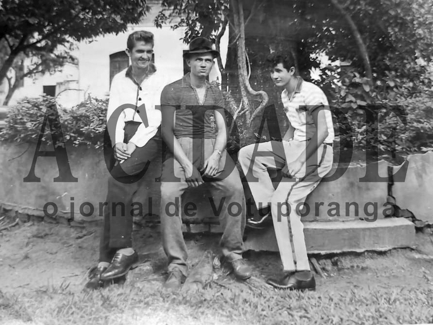 Esta foto é dos anos 60. Aqueles amigos registraram com esta foto, em frente à Igreja Matriz, no Centro, um momento marcante da juventude. Veja quem são: Reinaldo Dutra, Sebastião Gonçalves e Dirceu Batista. Este, militar aposentado que comandou a 3ª Cia da PM em Votuporanga. Dirceu Batista quer saber agora do paradeiro do amigo Reinaldo Dutra que mudou-se de Votuporanga. Até o ano de 1968, Reinaldo morava na rua Acre, imediações da rua Amazonas. Quem souber, gentileza informar na redação do A Cidade.

***Confira mais desta coluna em nossa edição impressa e online para assinantes.