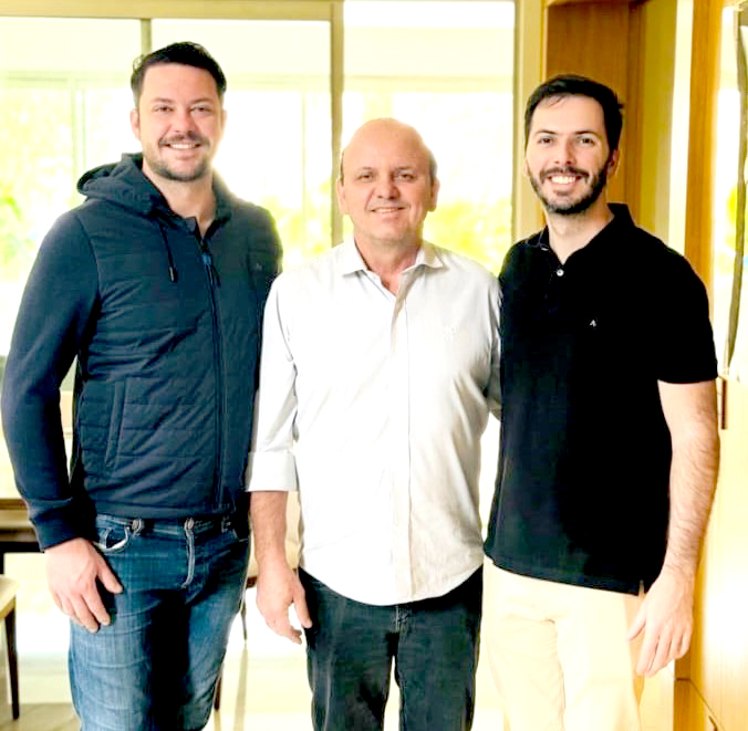 O Dr. Vladimir Menezes, diretor-presidente do Laboratório Biomedic, celebrou ontem, 11 de dezembro, mais um ano de vida, compartilhando este momento especial ao lado de seus filhos, Dr. Vinicius e Dr. Eduardo, que o acompanham na foto, e recebendo o amor e o carinho de sua esposa, Dra. Suzane, que liderou os cumprimentos e homenagens ao aniversariante. Receba o nosso abraço Dr. Vladimir. Que este novo ciclo seja marcado por prosperidade, saúde e bênçãos multiplicadas.