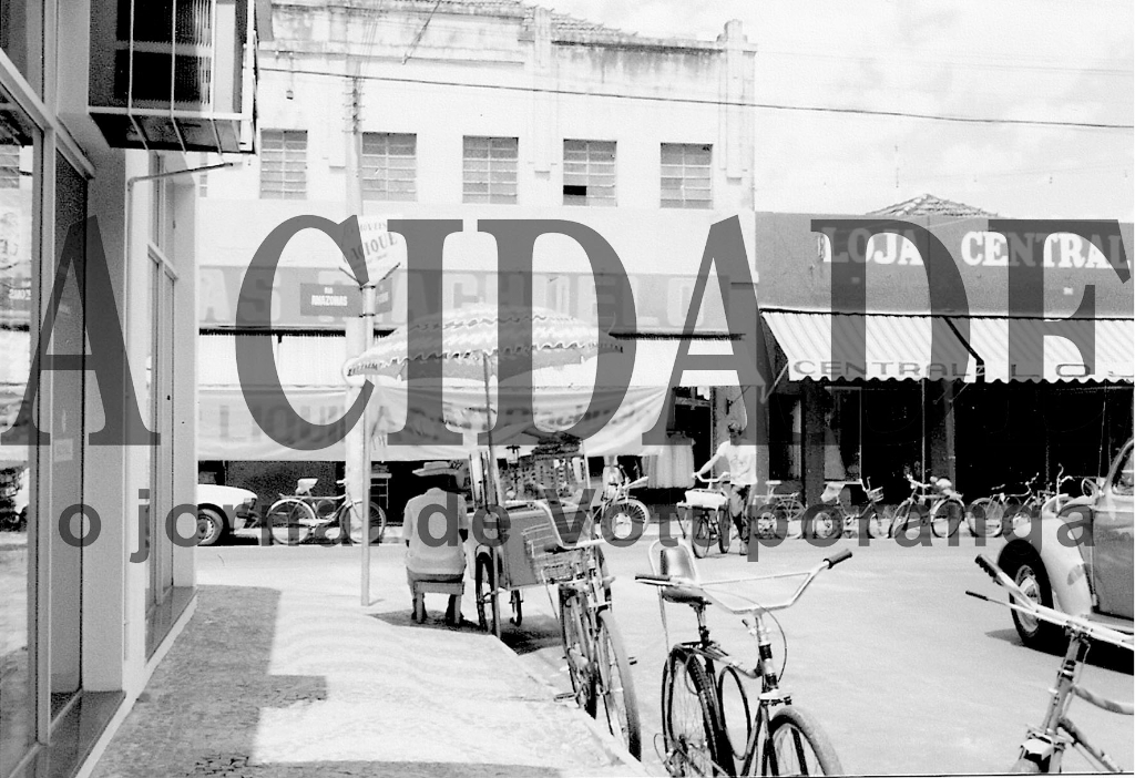 Se hoje temos excesso de motos, nos anos 70 não faltavam bicicletas. A foto mostra a esquina da rua Amazonas com a rua Santa Catarina. No fundo aparece o prédio de Lojas Riachuelo (hoje J. Mahfuz). Em cima havia as instalações da Rádio Clube AM com o seu auditório. Ao lado a Loja Central da família Salloume e na esquina ficava Casas Pernambucanas (mais tarde o Banco Nacional). Pela direita aparece a dianteira de um fusca. Na época a rua Santa Catarina tinha mão de direção invertida e o tráfego fluía para a rua Amazonas.

***Confira mais desta coluna em nossa edição impressa e online para assinantes.