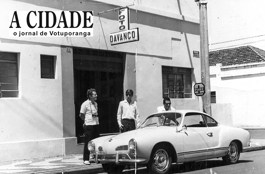 Muito atuante no ramo fotográfico e dividindo espaço com Domingos Olmedo e o Zé do Foto, do Foto Stúdio, e também com Takeo Sato, Votuporanga contou nos anos 60/70 com o fotoógrafo Gercino Davanço – o Artista. O seu estúdio fotográfico estava instalado na Praça dos Expedicionários, onde hoje é o consultório médico do Dr. Joaquim Figueira da Costa. Falante, sempre exibindo no peito a sua câmera fotográfica, avançada para a época, o Artista foi um personagem da história dos acontecimentos da cidade. Na foto aparece a fachada da sua loja e o seus amigos, o prof. Luiz Carlos de Paiva Viera (com o seu carro Karmann Ghia) e o Dr. Edgar Máximo