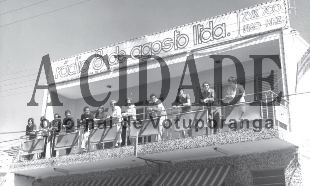 Rádio 8 de agosto. Inaugurada em 1978, foi fruto de um trabalho árduo, pois desde o fechamento da rádio Piratininga, em 1974, a cidade ficou carente de uma segunda emissora popular. Vários nomes se descartaram na programação da Rádio 8: Jota Pereira, David Pontes, Altino Regiane entre outros. Foram sócios fundadores da emissora: Jota Pereira, João Antônio Nucci, Joaquim Figueira da Costa e José Nunes Pereira. Em 1982 foi adquirida por um grupo liderado pelo radialista Oliveira Prates e, mais tarde, pela Disdroga mudando a denominação para Rádio Cidade. Já em 1990 foi adquirida pelos radialistas João Carlos Ferreira e Osvaldo Tridapalli. A imagem que apresentamos hoje foi enviada pelo filho do radialista Jota Pereira, o Jota Júnior. Hoje a antiga Rádio 8 é a Cidade FM, 94,7, do Grupo Cidade de Comunicações do Noroeste Paulista.

***Confira mais desta coluna em nossa edição impressa e online para assinantes.