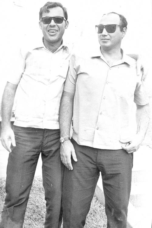  Zé Pitrica e Jurani - Início da década de 70 - Bons tempos da Lanchonete Ki-Delícia, o ponto de encontro do pessoal no centro da cidade, na esquina da Concha Acústica. Na foto os amigos inseparáveis e de saudosa memória: José Vicente Arroyo (conhecido Zé Pitrica) e Jurani Pereira da Silva (o eterno Rei Momo). A foto pertece ao álbum de família de Marleninha Pereira da Silva.\r\n