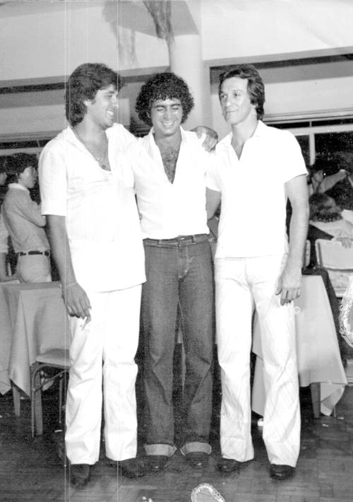 Radar do Flamengo - O votuporanguense Radar já teve os seus momentos de glória no futebol. Jogou em muitos clubes  paulistas e chegou a ser goleador com a camisa do Flamengo. Essa foto, de 1975, é do tempo que ele vestia a camisa do mengão. Com ele os amigos  Egmar Marão e Jair Moriali (ex Posto So Nata) num encontro no Votuporanga Clube. A foto pertence ao Egmar Marão.\r\n