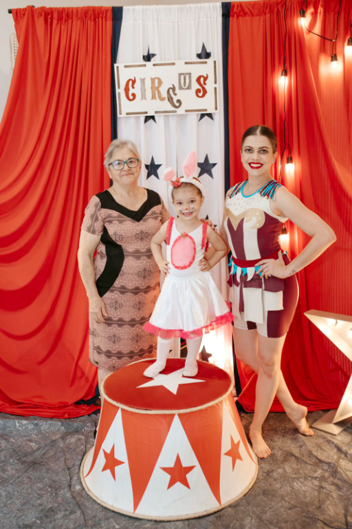 Graciosas e unidas, Zéza, Luiza e Mariana Maricato. Um momento repleto de carinho e emoção, registrado após o inesquecível Espetáculo Circo dos Sonhos, realizado recentemente pelo Studio Danc¸a Mariana Maricato. Mais um sonho concretizado pela eterna bailarina, que transforma a arte da dança em magia para todos.