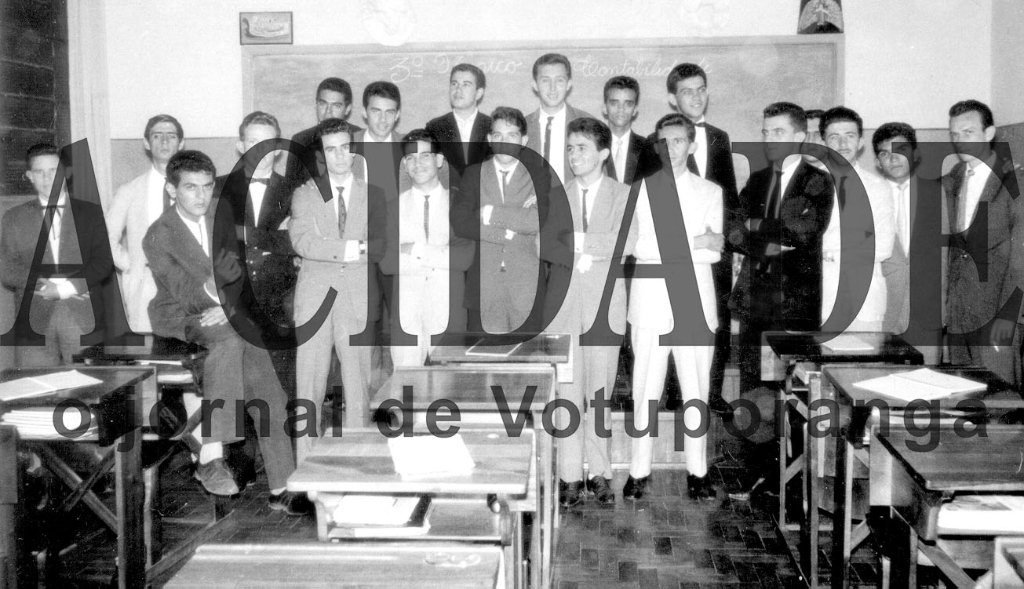 Eis a turma de formandos do ano de 1960, da Escola Técnica do Comércio “Cruzeiro do Sul”, dirigida pelos saudosos prof. Cícero Barbosa Lima Júnior e a profª Chamena. O grupo perfilou para esta foto na sala de aula, no dia da formatura. Entre outros, conseguimos identificar: Antonio Teixeira, Sebastião Vacari, José Dutra Filho, Elídio Roda Penha, Joaquim Antonio Lourenço, Jesus Beraldo, Zoroastro Pontes de Araújo, Roberto Carreteiro, Arnaldo Granzoto, Manoel Braolho, Cláudio Aranha de Souza e Davi Merdonça Pontes.

***Confira mais desta coluna em nossa edição impressa e online para assinantes.