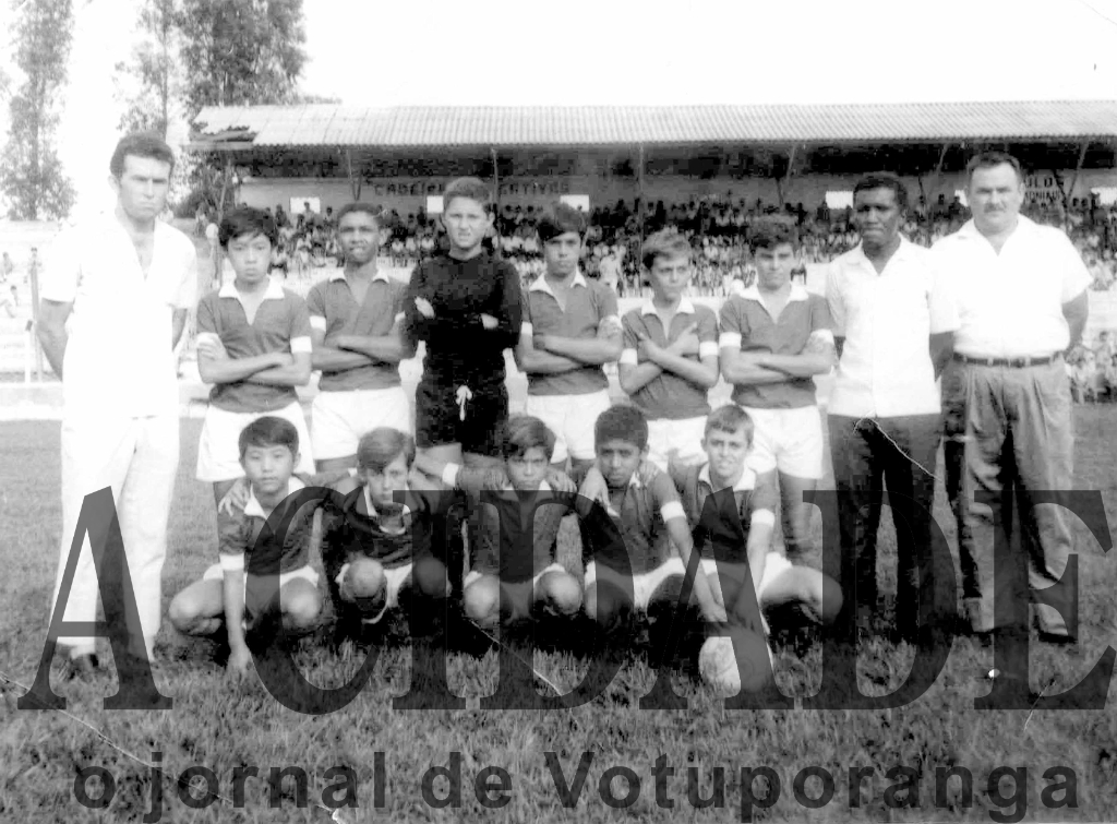 De pé: Niquinho (diretor), Takeu, Hélio, Zé Galinha (goleiro), Homero, Odair (Loja Amarelinha), Anísio (investigador), Jonas Rosa (técnico) e Rodolfo Bianchini (presidente). Agachados: Miochi (Banespa), Carinhos, Wainer (cantor), Moisés (Telesp) e Chico. Consta que no dia dessa foto o time perdeu para o Bandeirantes (Vila Marin) por 2 a 0, mas mesmo assim sagrou-se vice campeão Dente de Leite de 1970. 

*Confira mais desta coluna em nossa edição impressa e online para assinantes.