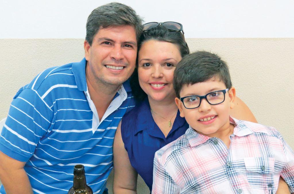 Aproveitando domingo recheado de bom cardápio, Leandro Ferreira na companhia da esposa Janaina e do filho Heitor