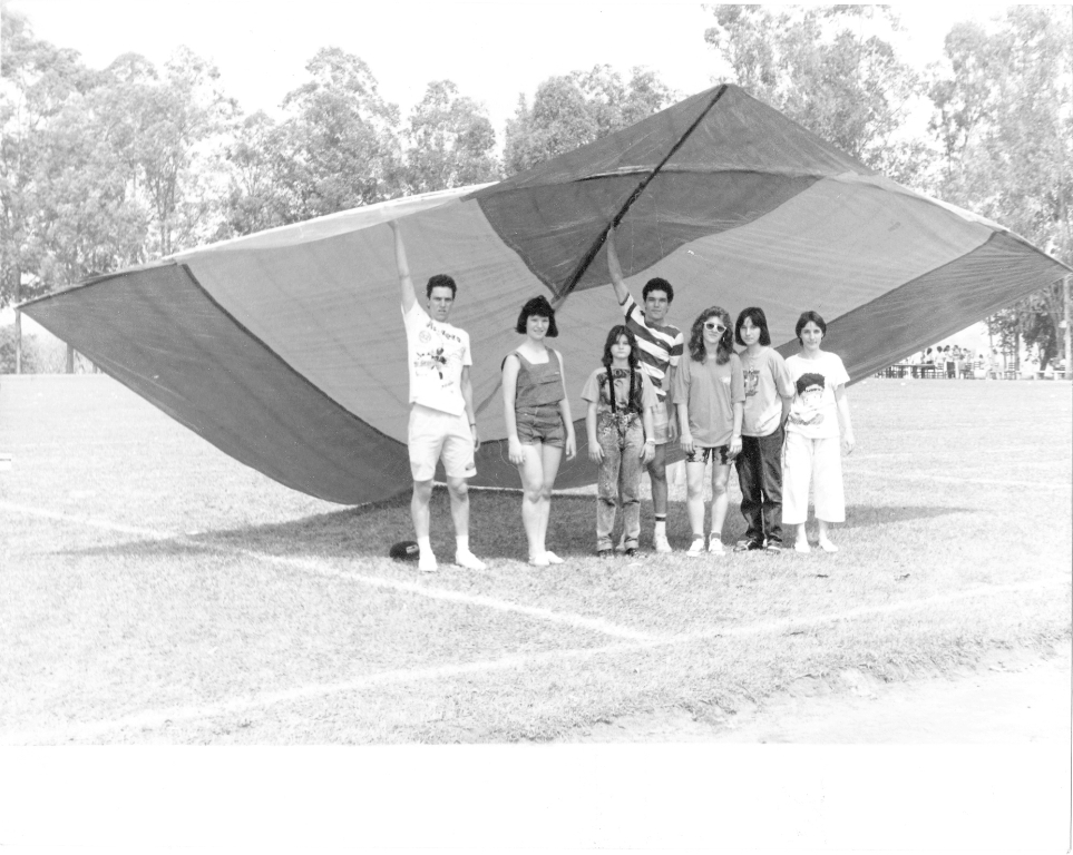 Esta foto foi feita no gramado do Assary Clube de Campo no dia 30 de agosto de 1987. Trata-se do tradicional Festival de Pipas e Papagaios. Exibindo o seu “voador” em grande estilo aparece o grupo: Rogério Commar, Cláudia Bazaglia, Vinicius Commar, Renata Bazaglia, Giana Commar Pinhotti e Andrea Comar Pinhotti. 