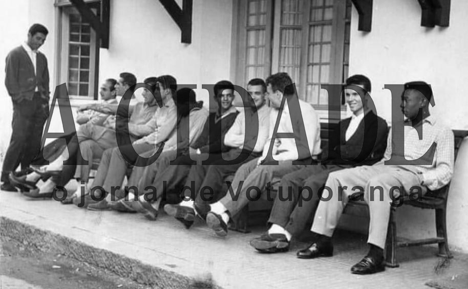 Circula nas redes sociais esta foto. Trata-se do selecionado brasileiro na Copa do Mundo de 1958. Da esquerda para a direita: Nilton Santos, Dino Sani, Gilmar (goleiro), Belini (capitão), Garrincha,  Moacir, Dida. Joel, Mazola, Zagalo e Pelé. Dizem que estão numa estação de trem prontos para um embarque na sua estada na Suécia. Veja nos dias de hoje como tudo mudou.

***Confira mais desta coluna em nossa edição impressa e online para assinantes.