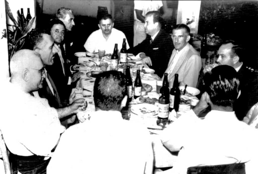 Nesta foto dos anos 60, um jantar na residência do candidato a vice-prefeito Gabriel Jabur reuniu expressivas lideranças políticas da época. Confira nesta foto quem são os personagens a partir da esquerda: Amélio João Gossn, Fedozi, José Gil, Hernani de Matos Nabuco, o médico Jamilo Elias Zeitune, o médico Alberto Carlos Pesciotto, João Doimo, Cristovam De Haro, o anfitrião Gabriel Jabur e João Gossn