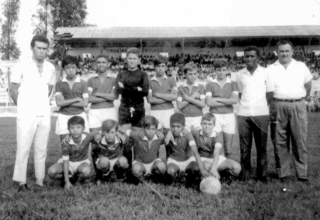 Este é o famoso time Dente de Leite da Vila Muniz comandado pelo Jonas Rosa. Veja como era a formação de pé: Niquinho (diretor), Takeu, Hélio, Zé Galinha (goleiro), Homero, Odair (Loja Amarelinha), Anísio (investigador de polícia), Jonas Rosa (técnico) e Rodolfo Bianchini (presidente). Agachados: Miochi (Banespa), Carlinhos, Wainer (cantor), Moisés (Telesp) e Chico. Consta que no dia dessa foto, o time perdeu para o Bandeirantes (Vila Marin) por 2 a 0, mas mesmo assim foi vice campeão Dente de Leite de 1970.