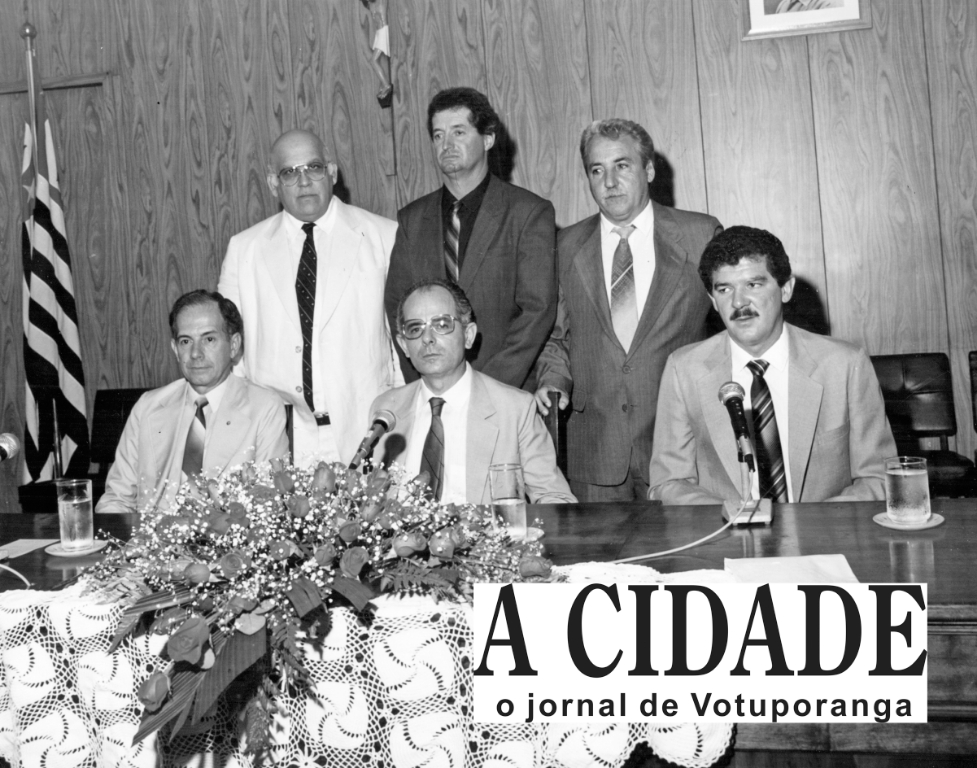 O presidente eleito da Câmara Municipal de Votuporanga, em 1993, foi o vereador do MDB Ozório Casado, uma das lideranças políticas da época. Na foto, ele no centro da mesa, tendo a direita o primeiro secretário Valter Costa (PFL) e na esquerda Silvio Carvalho (PFL). De pé: Mehde Meidão Slaiman Kanso, Elpides Ferreira de Jesus (Elpides da Melância) e Antonio Barbosa. A foto é do arquivo pessoal do presidente Ozório Casado.