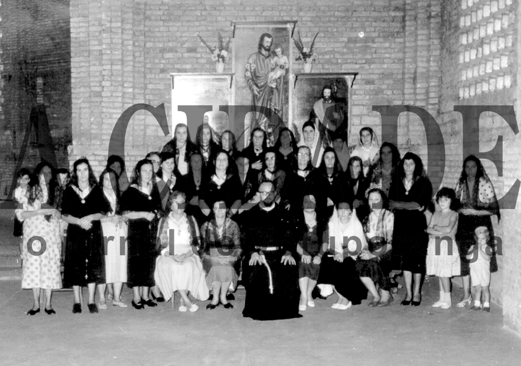 Esta foto é dos anos 50 e apresenta as senhoras componentes da Irmandade do Sagrado Coração de Jesus, no interior da Igreja Matriz (hoje Catedral, que ainda estava em fase de construção). O templo teve a sua pedra fundamental lançada em 8 de dezembro de 1953 pelo Bispo Diocesano D. Lafaiete Libanio, de Rio Preto. Na foto, ao centro, o saudoso Frei Gregório, da Ordem dos Capuchinhos. 

***Confira mais desta coluna em nossa edição impressa e online para assinantes.