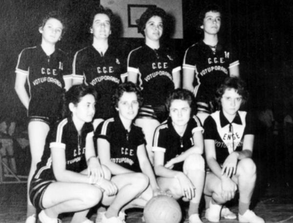 Inter-Colegiais de 1958 - Ano da foto 1958 - Esta é a equipe de basquete do então Colégio Estadual e Escola Normal “Dr. José Manoel Lobo”. O time representava a instituição de ensino naquela modalidade. Em pé, da esquerda para a direita: Zezé, Marlene Sarkis, Norma e Eunice. Agachadas: Neide Gusmão, Vilma Pansani, Marisia e Maria Helena. A foto pertence ao álbum de família de Neide Gusmão.
