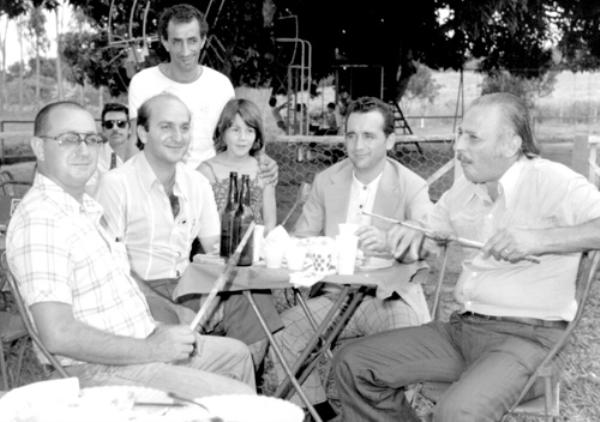 Clube dos 40 e Ilha Solteira - A data da foto: 17/11/1977 -Trata-se de uma festa de confraternização tradicional daqueles tempo. O encontro anual entre o Clube dos 40 e Ilha Solteira, sempre programado pelo estimado Frei Arnaldo Maria de Itaporanga. Veja quem aparece na foto, conferindo a partir da esquerda: Capitão Cláudio Manoel Romeiro Júnior, o maestro Horácio dos Santos, Ronaldo Abraão David Sayeg, Dagoberto Mira Alves (Dago), Kica (filha do Capitão Romeiro), Cabral (portuquês do Frigorífico 4 Rios),  e Bilton Herrera. A foto é do arquivo pessoal de Dagoberto José Mira Alves (Dago).
