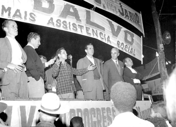 50 anos de política - Quando o nosso articulista colaborador Nasser Gorayb conta que está comemorando “50 anos de política” alguns insinuam que ele não tem tanto tempo de palanque. Mas a prova está nesta foto. É ele quem discursa na memorável campanha de 1963 que elegeu Dalvo Guedes como prefeito da cidade. Aparecem na foto a partir da esquerda: o jurista Octávio Viscardi, Gabriel Jabur (vice-prefeito), Nasser Gorayb (no microfone), Dalvo Guedes (o candidato), Hernani de Matos Nabuco (prefeito da época), e Cristovam De Haro (vereador). A foto pertence ao arquivo pessoal de Dalvo Guedes.