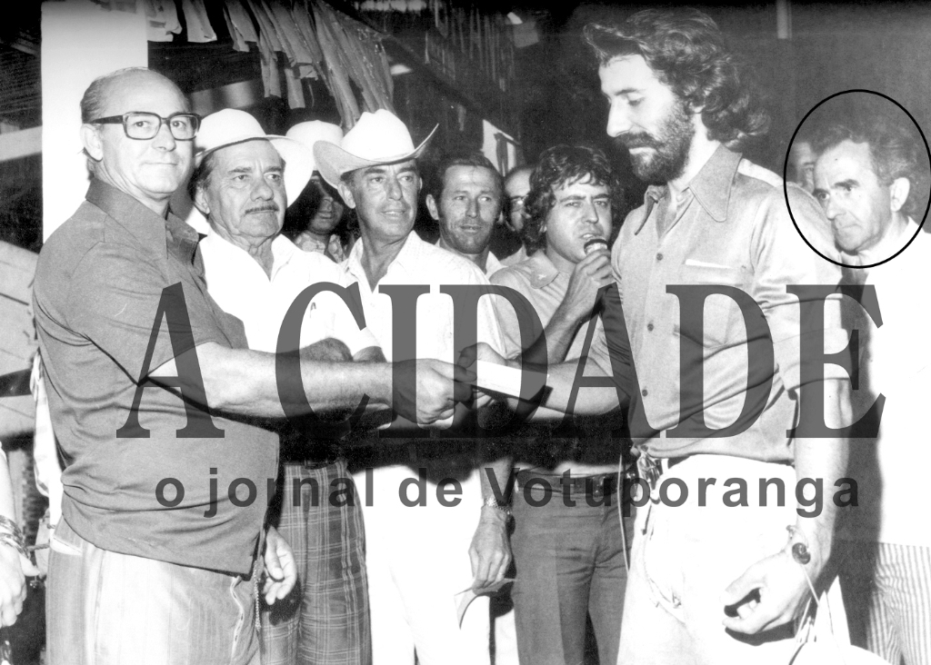 Augusto Alves Pereira foi presença marcante nos anos 70 e 80. Foi presidente da Votuporanguense, presidente da Livofusa e nas comissões organizadoras Expô. Nesta foto ele aparece no detalhe durante premiação do melhor peão da Expô - 75. O peão Laurindo Bernardo recebe o prêmio do doador Hélio Miranda (antiga Transreal), assistido por Salvador Castrequini e Herculano Bereta (presidente do Sindicato Rural). Entre eles o radialista João Carlos Fereira. A foto é do nosso arquivo.

***Confira mais desta coluna em nossa edição impressa e online para assinantes.