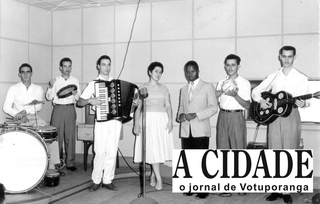 Era do Rádio. O ano é de 1956. Ano de inauguração da Z.Y.R. 200 - Rádio Clube de Votuporanga. Programa de auditório e de calouros aos domingos de manhã. Na foto, da esquerda para direita: Darcy Secchini (bateria); Aguinaldo de Oliveira (pandeiro); Armando Domenicis (acordeão); Maria do Carmo (cantora); Geraldo de Almeida (cantor); Rames Cury (afoxê) e Amilar Riva (violão). Apresentavam-se ainda, Claudenice Públio - a bonequinha loira; Abilio Ribeiro - o Abilio Baião, como intérpretes preferidos - destacando ainda, as irmãs Esmeralda, Marivalda e Ivone Góes, de vozes maravilhosas. Aguinaldo de Oliveira e Rames Cury aparecem na foto para dar ênfase ao conjunto, pois gostavam, mas não eram músicos e sim locutores de rádio.