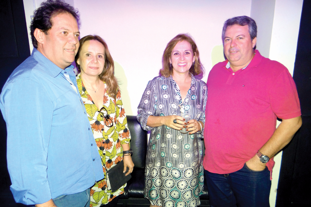 Em noite concorrida dia desses na cidade, os casais Fleury Cecchini e Marleninha com os amigos Kátia e Ricardo Zoccal