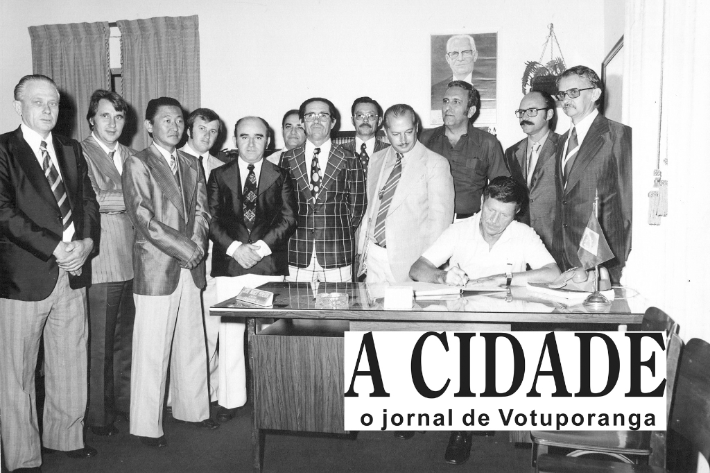 No dia 27 de fevereiro de 1978, o ministro das Comunicações Euclides Quantd de Oliveira visitou Votuporanga e autorizou a instalação do DDD –  Discagem Direta à Distância e o DDI –Discagem Direta Internacional. O ato  da assinatura marcada pelo prefeito João Antonio Nucci foi prestigiado por todos os vereadores. Veja a partir da esquerda: Hermes Riva, Urbano Doimo, Hideito Otuki, Jair Francisco, Luiz Galisteu, Joaquim Figueira da Costa (atrás), Joaquim Neves, Joaquim Lúcio da Silva (atrás), José Nunes Pereira, Prefeito Nucci, Ederval Gregório e Octaviano Nogueira. Sentado o Ministro das Comunicações. Detalhes: todos compareceram ao ato de paletó e gravata e o Ministro chegou de camisa.