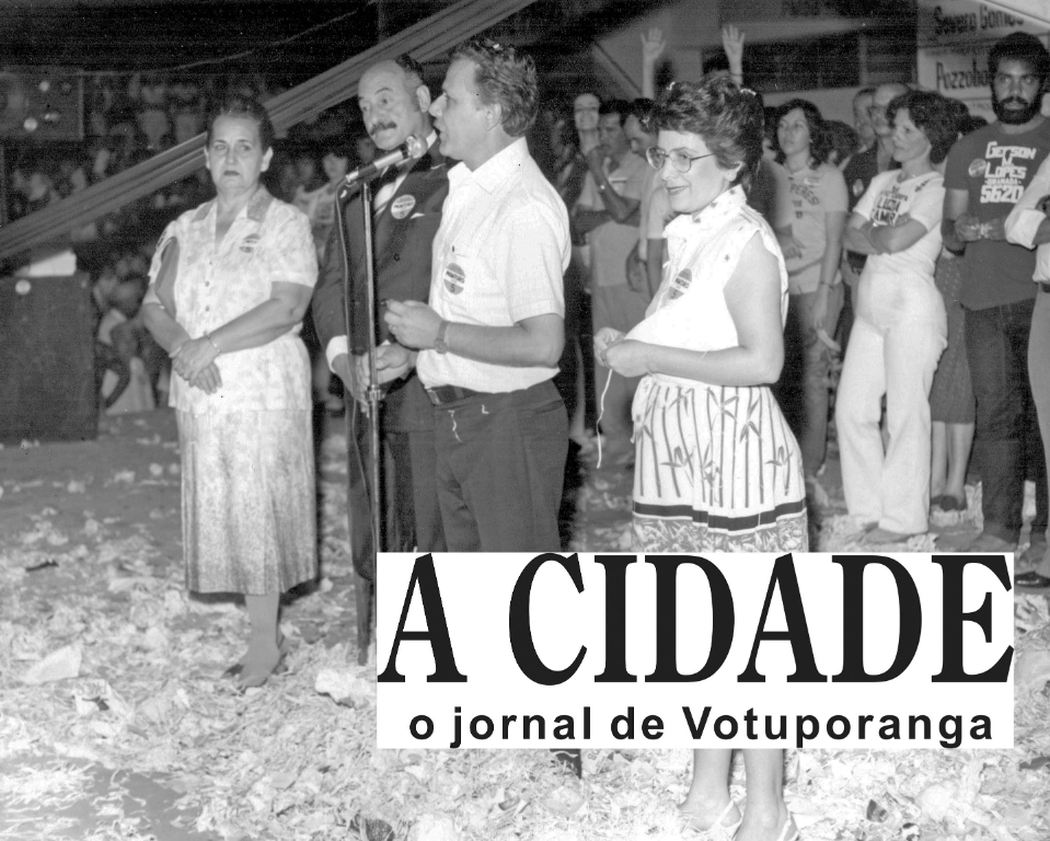 Uma memorável campanha eleitoral. Em 1982 a eleição era de voto vinculado, quando Franco Montoro, candidato ao governo de São Paulo, era franco favorito em todas as pesquisas. Aqui em Votuporanga, os candidatos do PMDB estavam bombando. Mário Pozzobon e Rames Cury tinham a aceitação popular. Esta é a foto do comício final realizado na Concha Acústica. Aparecem em primeiro plano os casais: Maria Muro e Mário Pozzobon; no microfone discursa o vice Rames Cury ao lado da esposa Maria Antonia. Atrás deles os candidatos a vereador. Pozzobon e Rames foram os vitoriosos.