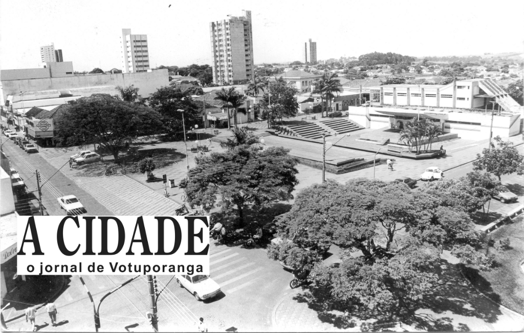 Uma vista área nos anos 90 da Concha Acústica “Prof. Geraldo Alves Machado”. O Teatro do Povo, palco de grandes apresentações de artistas famosos, mudou a  sua visão panorâmica. O projeto foi criado na administração do então prefeito Nasser Marão Filho que, dentro de um projeto arquitetônico moderno, garantiu a cobertura para dar mais conforto ao público. O local continua sendo um “cartão de visita” da cidade.